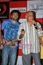 Emraan Hashmi, Mahesh Bhatt at the Music Launch of Tum Mile in Cinemax Versova, Mumbai on 22nd Sep 2009 (12).JPG